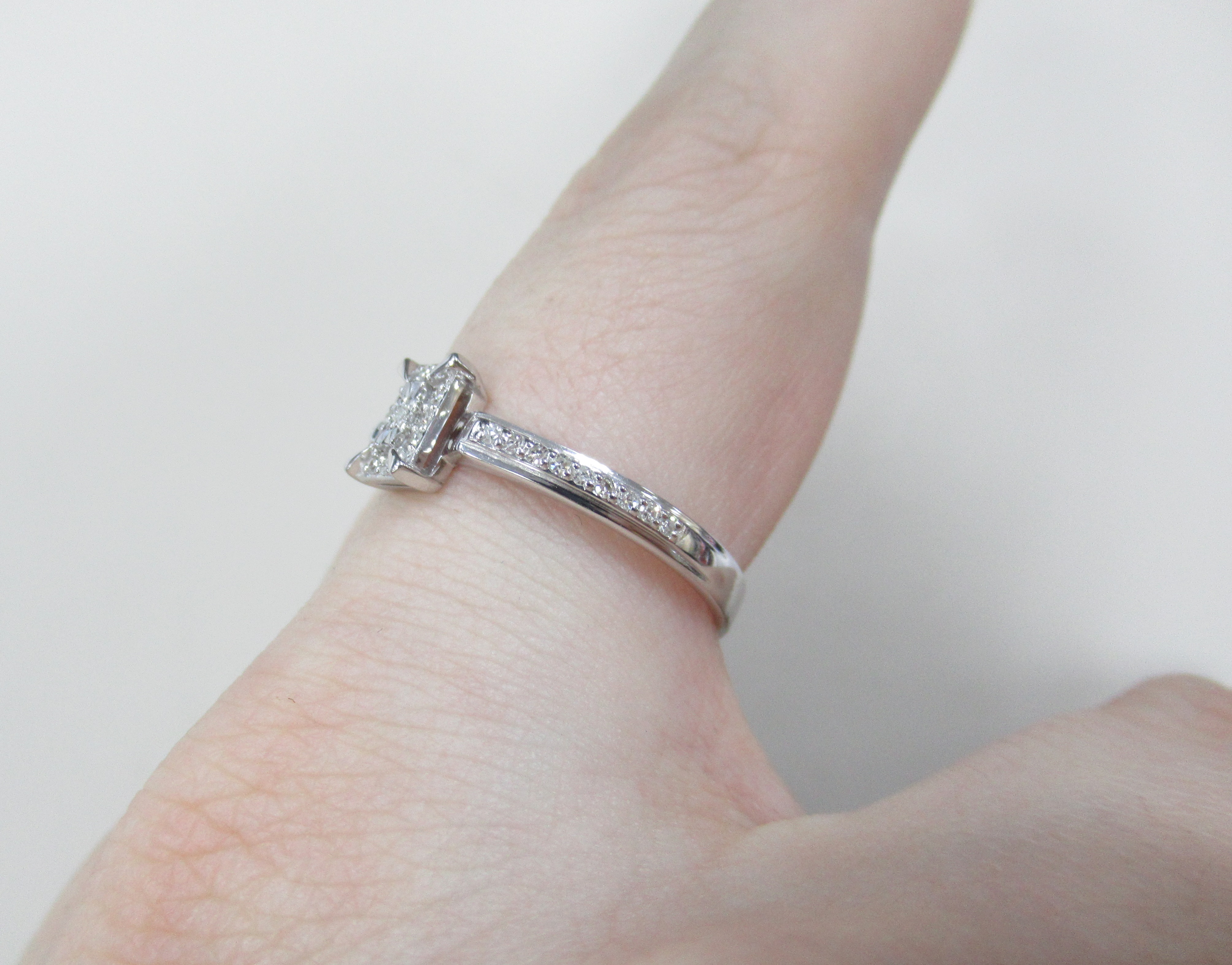 Кольцо из белого золота с бриллиантами